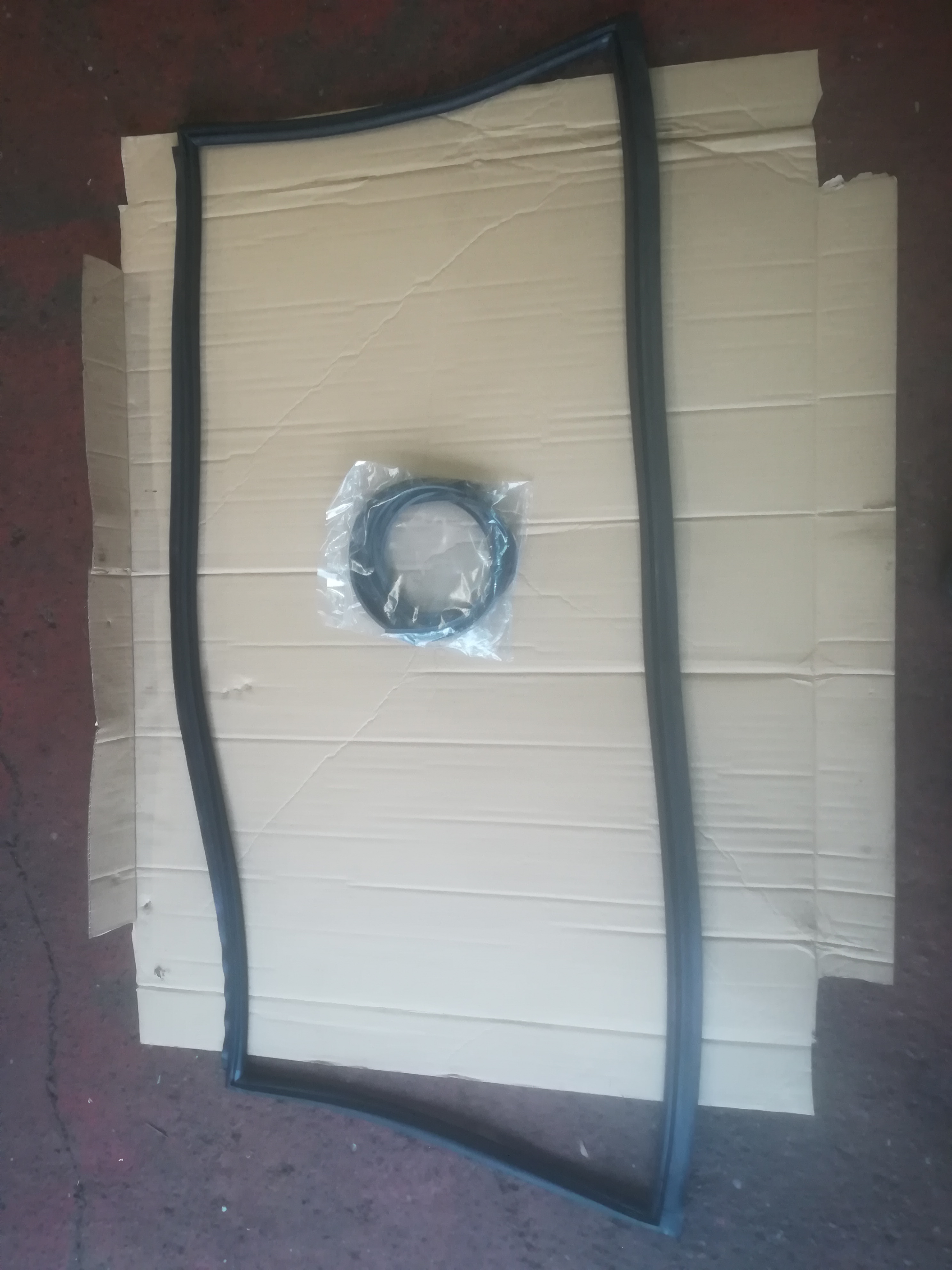 Product image: LAND ROVER DISCOVERY 1 FRONT WINDSCREEN SEAL WITH INFILLS 