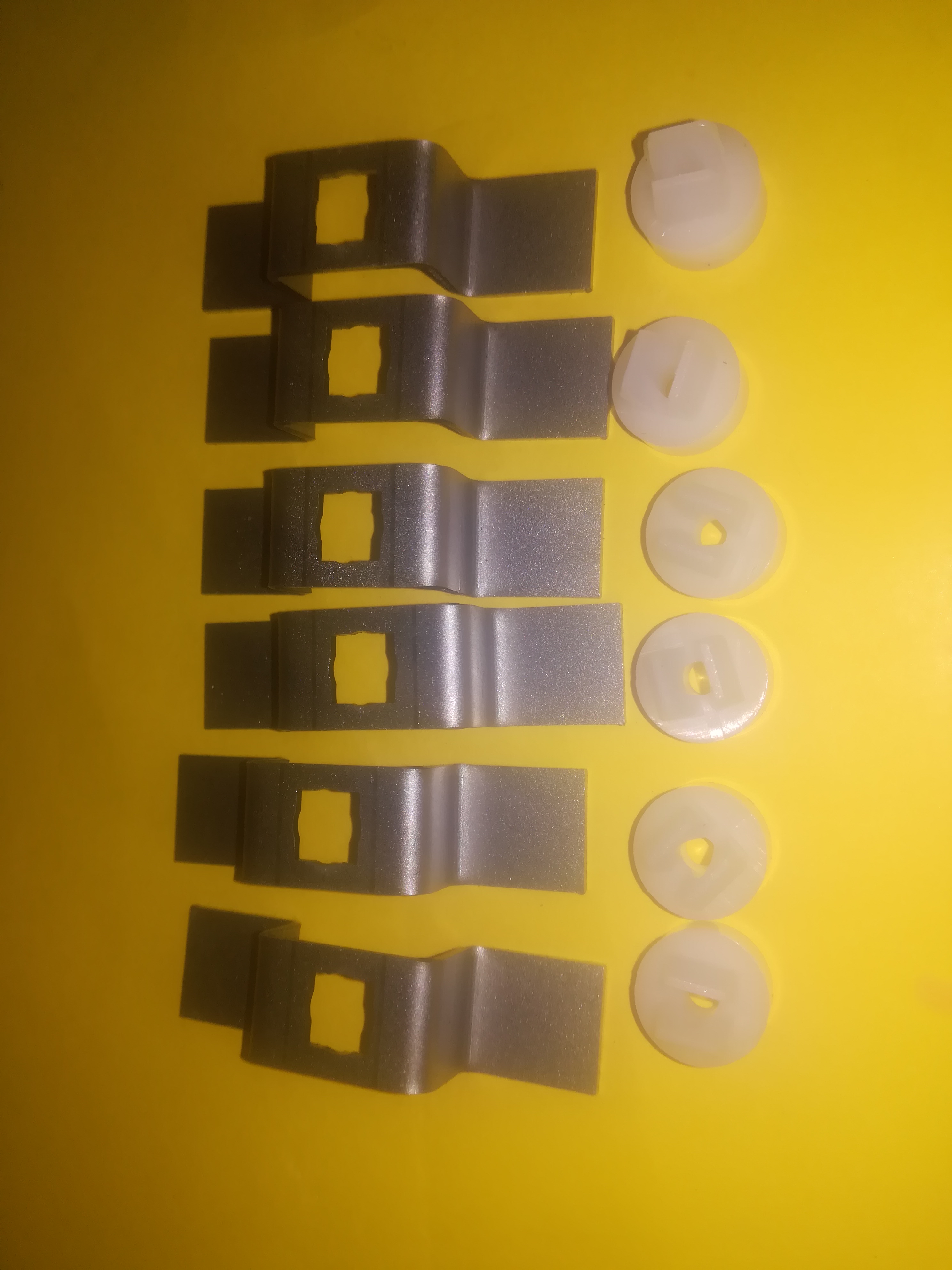 Product image: LAND ROVER DISCOVERY 1 REAR BOOT FLOOR TRAD PLATE RETAINING CLIPS 