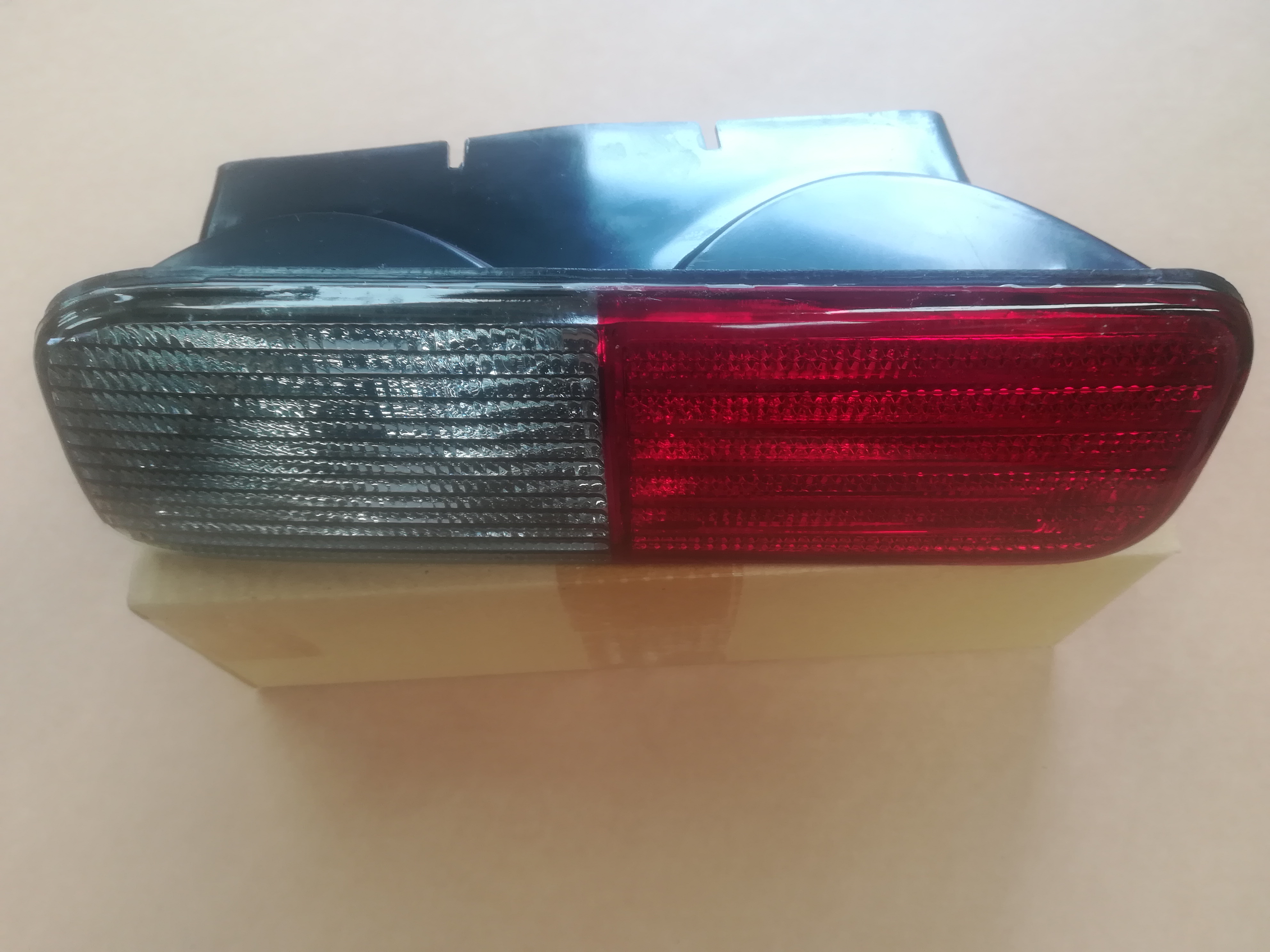 Product image: LAND ROVER DISCOVERY 2 REAR R/H  BUMPER LAMP RED / CLEAR